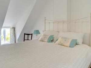 2 Bed in Isle of Purbeck IC096 في كورف كاسل: غرفة نوم بسرير ابيض مع وسادتين
