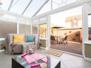 um quarto com um jardim de Inverno com um sofá e uma mesa em 3 Bed in Eastbourne EHC32 em Eastbourne