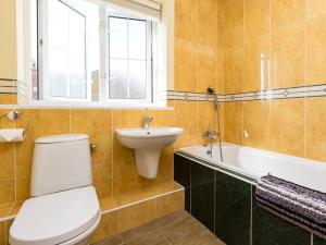 伊斯特布恩的住宿－3 Bed in Eastbourne EHC32，浴室配有卫生间、盥洗盆和浴缸。