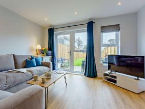 TV a/nebo společenská místnost v ubytování 2 Bed in Sandown 89291