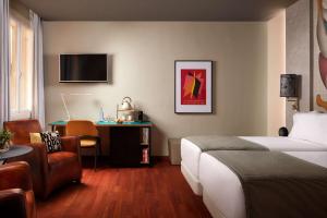 ein Hotelzimmer mit einem Bett und einem Schreibtisch in der Unterkunft Avani Alonso Martinez Madrid hotel -previously NH Alonso Martinez in Madrid