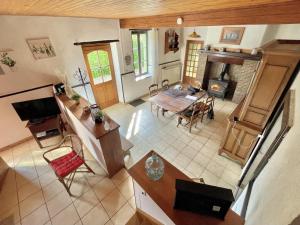 - Vistas a la cocina y a la sala de estar en Gîte Saint-Aubin-le-Monial, 4 pièces, 6 personnes - FR-1-489-490, en Saint-Aubin-le-Monial