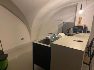 eine Küche mit einer Spüle und einer Theke in der Unterkunft Appartamento Pepe in Francavilla Fontana