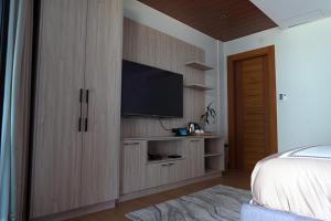 TV a/nebo společenská místnost v ubytování Amariah Cove
