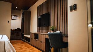 um quarto de hotel com uma cama e uma televisão em Emon Pulo Beach Resort 