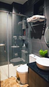 uma casa de banho com um chuveiro, um WC e um lavatório. em Emon Pulo Beach Resort 