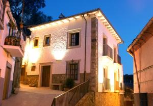 a white building with lights on it at night at Casa Rural El Fontano in Montánchez