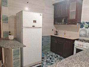 A kitchen or kitchenette at شقة مميزة جدا في قلب العاصمة قريبة من جميع الأماكن والخدمات