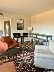- un salon avec des canapés, une table et des chaises dans l'établissement San Diego Trail Guest Ranch, à Poway