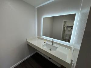 ein Badezimmer mit einem weißen Waschbecken und einem Spiegel in der Unterkunft Deep Creek in Arrowbear Lake