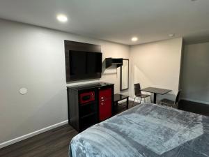 ein Hotelzimmer mit einem Bett und einem Flachbild-TV in der Unterkunft Deep Creek in Arrowbear Lake