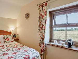 a bedroom with a bed and a window at 1 bed in Stamford Bridge 92093 in High Catton