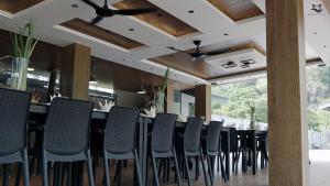 un comedor con una mesa larga y sillas en Emon Pulo Beach Resort, 