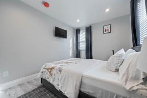- une chambre avec un lit et une télévision murale dans l'établissement ৎ୭Comfy Bedroom w/office tableৎ୭, à Los Angeles