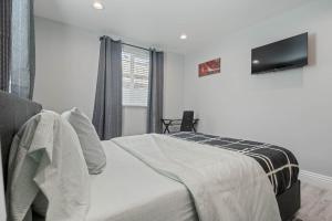 Ένα ή περισσότερα κρεβάτια σε δωμάτιο στο ৎ୭Comfy Bedroom w/office tableৎ୭