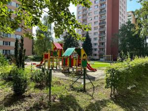 un parco giochi in un parco in una città di Moderný apartmán s krásnym výhľadom v top lokalite a Žilina