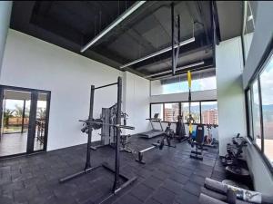 Das Fitnesscenter und/oder die Fitnesseinrichtungen in der Unterkunft Apartamento zona 13 Aeropuerto Inara