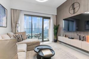 - un salon avec un canapé et une table dans l'établissement Keysplease Beautiful 2BR Burj Khalifa View, Burj Royale Downtown, à Dubaï