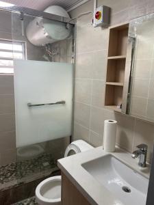 uma pequena casa de banho com WC e lavatório em sunny apartment em Koolbaai
