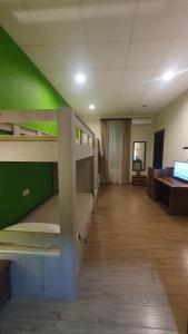 Televiisor ja/või meelelahutuskeskus majutusasutuses Hostel Your Home