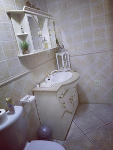 y baño con lavabo, aseo y espejo. en Zhantique Airport Guest House Unit 1 en Boksburg