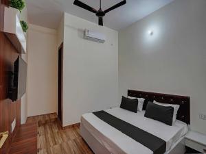 a bedroom with a bed and a ceiling fan at OYO Hotel AXN RESORT in Panchli