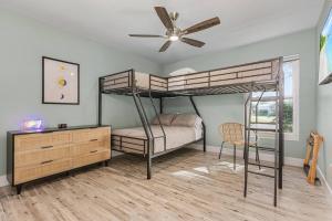 um quarto com 2 beliches e uma ventoinha de tecto em Anchors Away - Pool with Spa - Garage Game Room em Cape Coral mais 19 fotografias