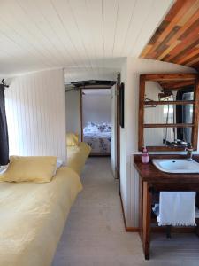 Habitación con 2 camas, lavabo y cama en Puerto Rungue n°3 en Maitencillo