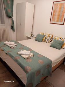 ein Schlafzimmer mit 2 Betten und Handtüchern darauf in der Unterkunft Apartmani Pavlov in Aranđelovac