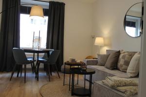 uma sala de estar com um sofá e uma mesa em Boutique Apartment im Zentrum em Paderborn