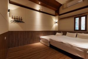 Pine Tree Resort 客房内的一张或多张床位