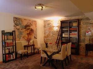a dining room with a table and bookshelves at Otium Country House in Alvorge