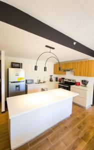 una cucina con piano di lavoro bianco in una camera di Entire Beautiful condo with rooftop pool and gym a Colonia San Benito