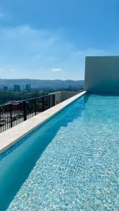 una piscina en la parte superior de un edificio en Entire Beautiful condo with rooftop pool and gym, en Colonia San Benito