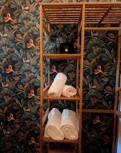 a book shelf with towels on it in a wall at CerezinoFlats-Estúdio Vista Baía in Seixal