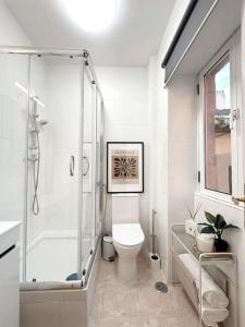 セイシャルにあるCerezinoFlats-Estúdio Vista Baíaの白いバスルーム(シャワー、トイレ付)