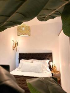 セイシャルにあるCerezinoFlats-Estúdio Vista Baíaのベッドルーム(白い枕のベッド1台付)