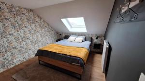 Dormitorio pequeño con cama en el ático en Lu Bê mont, en Stavelot