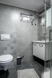 Ένα μπάνιο στο Cherry Berry Apartmani