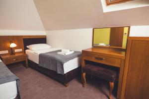 Postel nebo postele na pokoji v ubytování Etno selo Stanišići Hotel Leonida