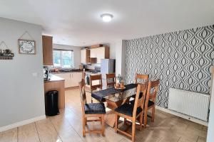 a kitchen and dining room with a table and chairs at Spacious Modern House with Great Transport Links and Long Stay Discounts in Thurcaston