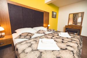 Postel nebo postele na pokoji v ubytování Etno selo Stanišići Hotel Leonida