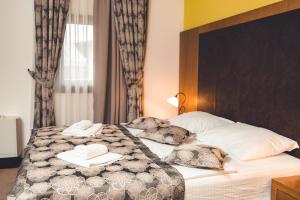 Postel nebo postele na pokoji v ubytování Etno selo Stanišići Hotel Leonida