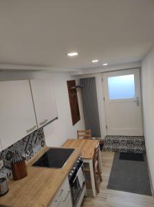 eine Küche mit einem Tisch und einer Arbeitsplatte in der Unterkunft TinyFeWo Markdorf in Markdorf