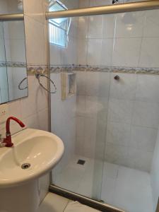 W łazience znajduje się prysznic i umywalka. w obiekcie Pousada Bellas Artes w mieście Mata de São João