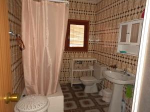 y baño con lavabo, aseo y ducha. en CASA DE PUEBLO Fuente Buena, en Arroyo del Ojanco