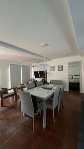 une salle à manger avec une table et des chaises blanches dans l'établissement Casa en La Paloma cerca de la playa, à La Paloma 13 autres photos