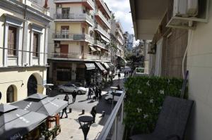 balcone con vista su una strada della città. di Modern Cozy Central Flat a Patra