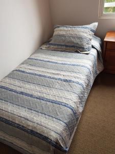 1 cama en una esquina de un dormitorio en Departamento por días en Valparaíso frente al mar, en Valparaíso