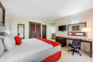 a bedroom with a bed and a desk with a computer at Eco City Hoteles in Tuxtla Gutiérrez